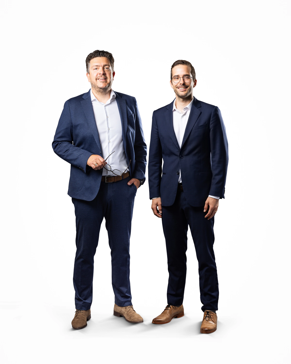 Twee teamleden van DNV Law gefotografeerd voor de groepsfoto