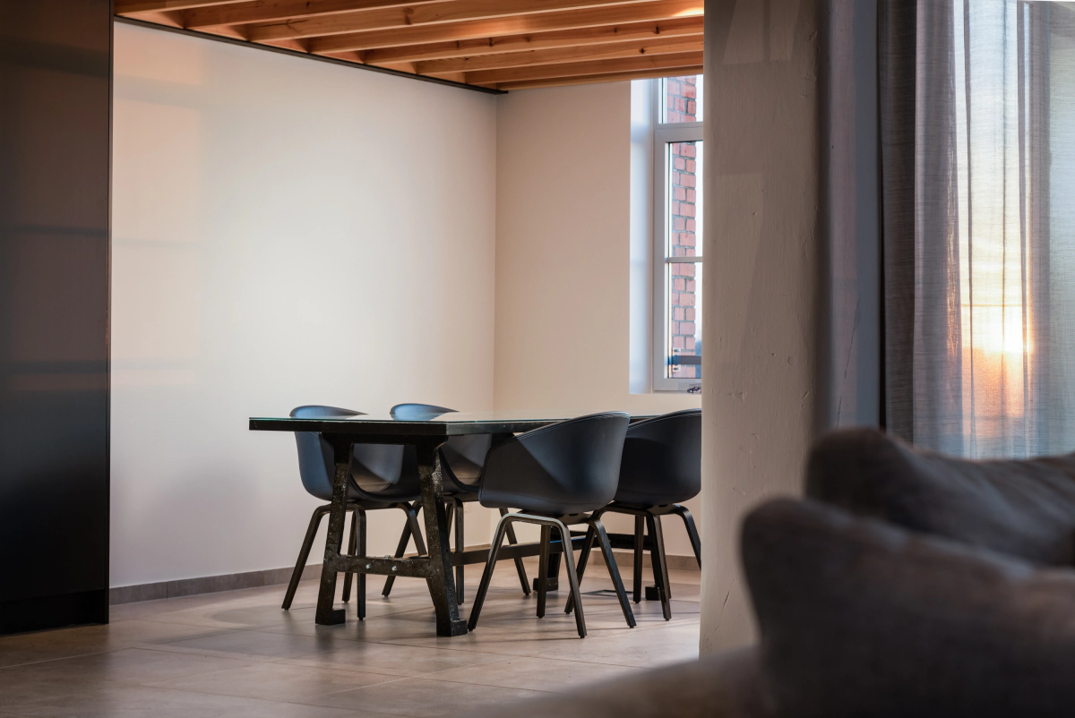 Interieurfotografie van een woonkamer met natuurlijk licht